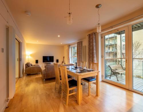 ALTIDO Elegant 2Bedroom Apartment with Balcony and Parking, Edinburgh, Midlothian