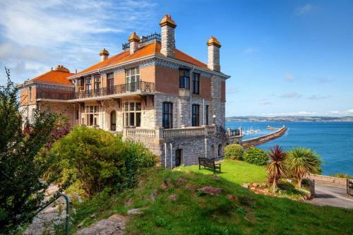 Brixham Chateau Sleeps 16 with Pool and WiFi, Brixham, Devon