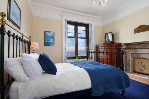 Brixham Chateau Sleeps 16 with Pool and WiFi