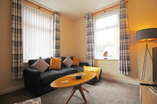 Spacious 3-Bed house in Chester by 53 Degrees Property, Ideal for Families & Professionals, FREE Parking - Sleeps 7