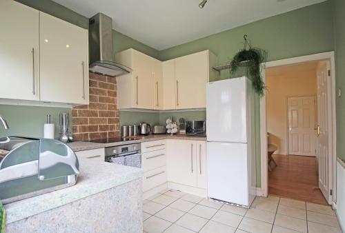 Spacious 3-Bed house in Chester by 53 Degrees Property, Ideal for Families & Professionals, FREE Parking - Sleeps 7