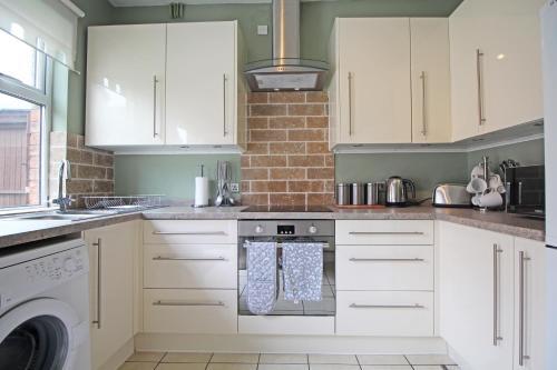 Spacious 3-Bed house in Chester by 53 Degrees Property, Ideal for Families & Professionals, FREE Parking - Sleeps 7