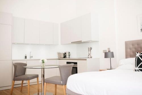 Beautiful Minimalistic Studio Apartment in Central, Edinburgh, Midlothian