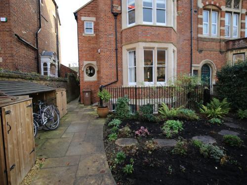 Lovely Central Oxford Apartment + Sun Trap Patio