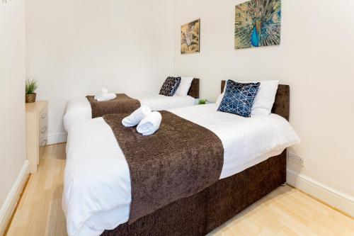 Spacious House for Contractors and Families with Parking by Liverpool Short Stay