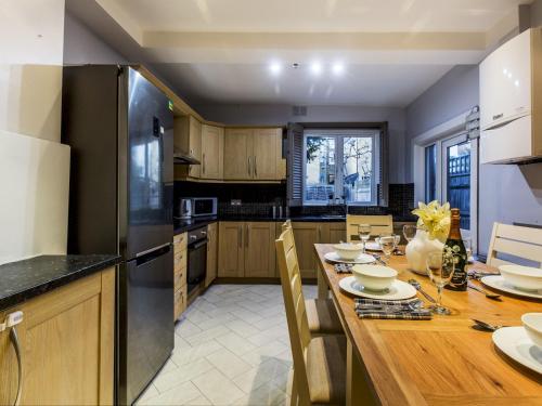 Spacious 4 Bed House On River Thames London, London, London