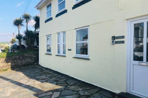 Bay House - Lobber. Port Isaac Dog Friendly Apartment with Sea Views