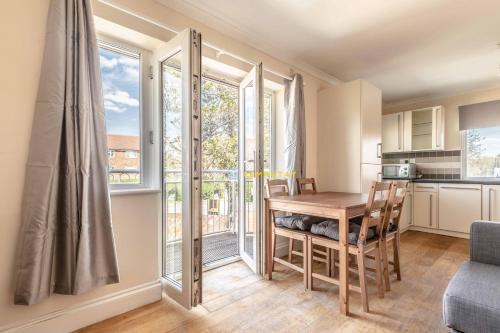 Heathrow Apartment - private balcony & FREE PARKING!