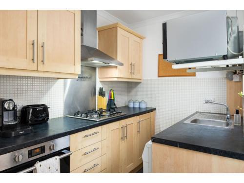 Spacious 2 BR Terrace nr Reading Centre & Station