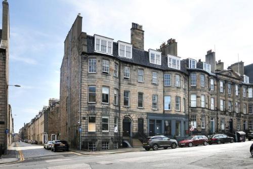 Gorgeous New Town Main Door 3BR-3BA - Free Parking & Patio by Bonjour Residences Edinburgh