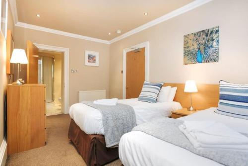 Gorgeous New Town Main Door 3BR-3BA - Free Parking & Patio by Bonjour Residences Edinburgh