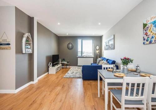 Spacious and Immaculate London-themed home with balcony for you!