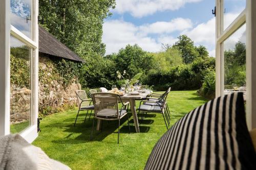 Weeke Brook - Quintessential thatched luxury Devon cottage