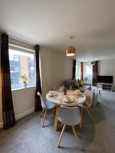 Stylish Two Bed City Apartment With Secure Parking