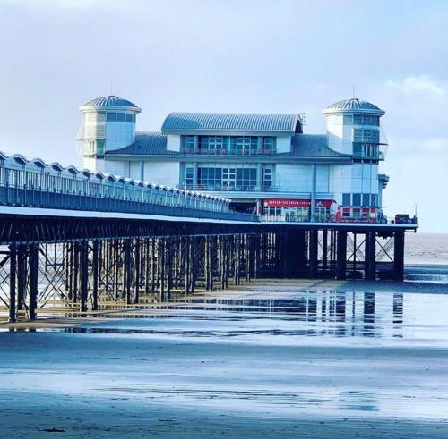 Grand Victoria Seaside Beauty, Stones-Throw from the Beach