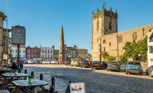 16th Century 1 Bedroom Cottage (adjacent 10th Century Richmond Castle)