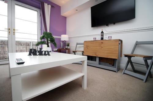 OPP Apartments PW - Contractors and workers, King bed, Harbour front, Parking, WiFi, Smart Tvs, Bristol, Bristol