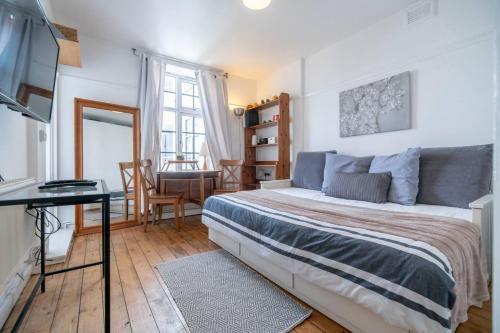 Plush Studio Flat in White City, London, London