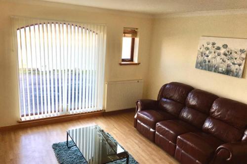 **2 Bed Flat - Marina View - Free Parking / WiFi**