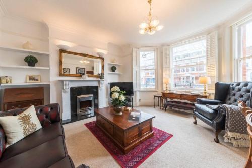 A very English 2 bedroom flat in Fulham, London, London