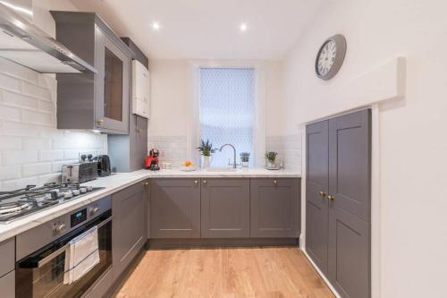 A very English 2 bedroom flat in Fulham