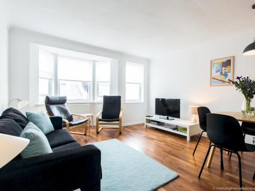 Pass the Keys - NEW Striking Seaside 2 Bed Flat Heart of Brighton