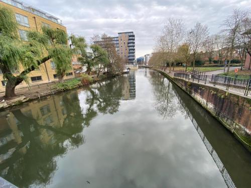 Riverside 2 bedroom house - Crane Wharf