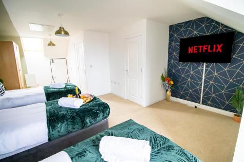 Spacious House with Garden, Free Parking, Arcade Machine, Football Table & Smart TVs with Netflix! Perfect for Contractors, Families & Groups by Yoko Property