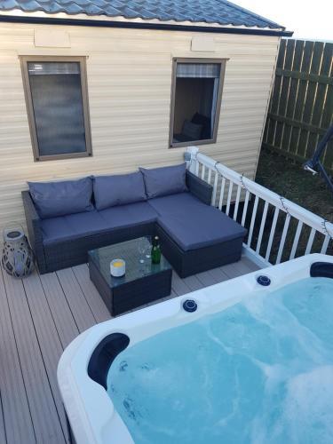 Hillingworth's Hot Tub Retreat