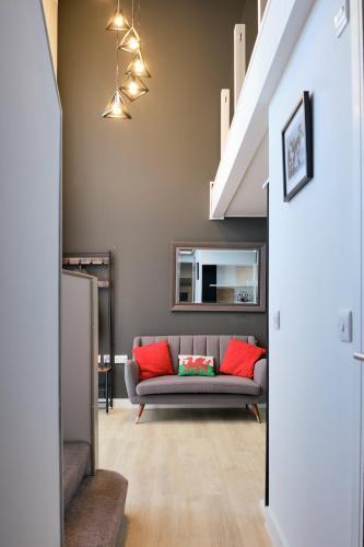 The Dixie - 1 Bed Deluxe Serviced Apartment - Cardiff Bay - By DYZYN