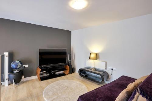 The Dixie - 1 Bed Deluxe Serviced Apartment - Cardiff Bay - By DYZYN