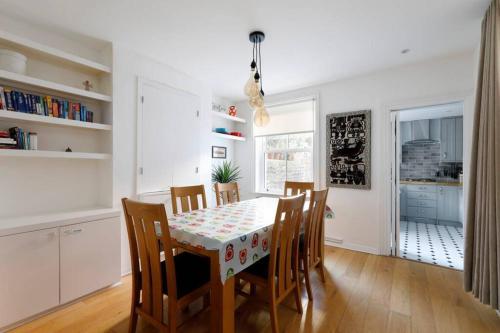 Superb 2 Bed Townhouse next to The Level Park