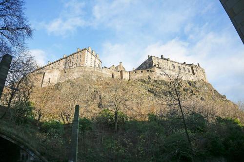 ALTIDO Modern 1-BR Apt with views of Edinburgh Castle