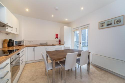 Spacious 2BR-2BA - Grassmarket - Free Parking by Bonjour Residences Edinburgh