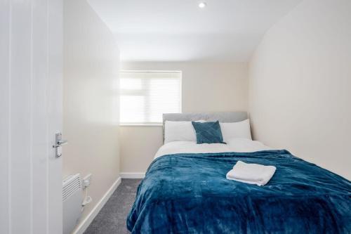 Bedford Hospital Large Contractor Serviced Apartment by Homely Spaces for Up to 4 Guests