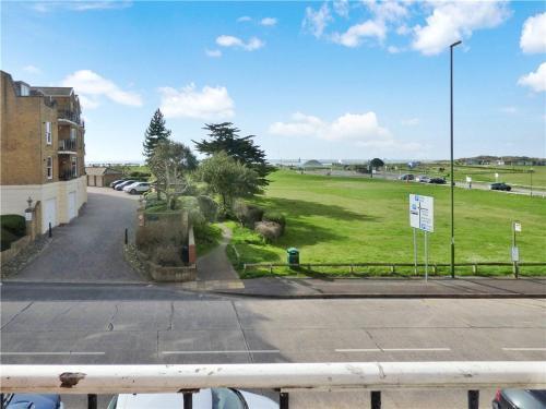 Beachfront SEA-VIEW apartment & BALCONY, Littlehampton, West Sussex