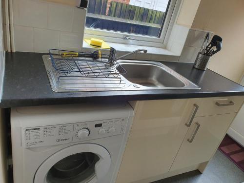 Contractors, City Centre, Parking, 3 Double Rooms, Netflix, Cosy!