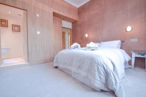 Luxury designer flat Holland Park