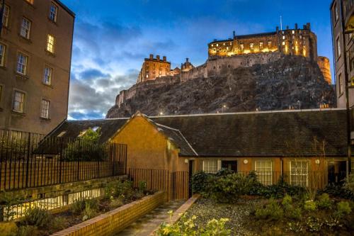 Castle view&Grassmarket studio flat with Luxury bathroom, Edinburgh, Midlothian