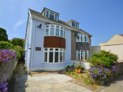 Modern Holiday Home in Tenby with Patio