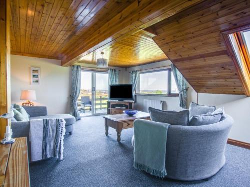 Modern Holiday Home in Moelfre near beach, Moelfre, Isle of Anglesey