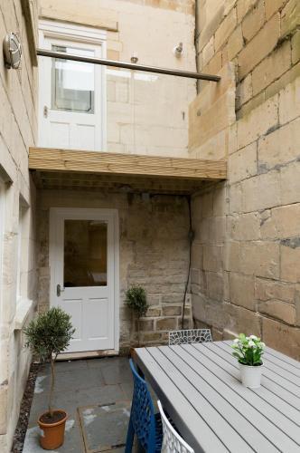 Ceres Free Parking, Two-storey Apartment with Balcony and Courtyard in Bath City Centre