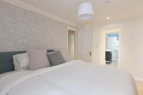 Ceres Free Parking, Two-storey Apartment with Balcony and Courtyard in Bath City Centre