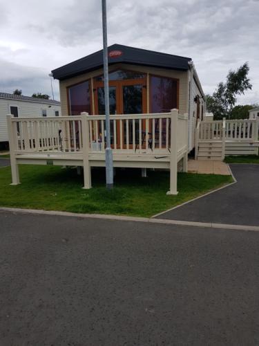 Mini lodge hot tub hols at Kingfisher Court, Tattershall, Lincolnshire