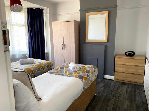 Exton House -Huku Kwetu 4 Bedroom House- Luton Airport - Group Accommodation - up to 7 people