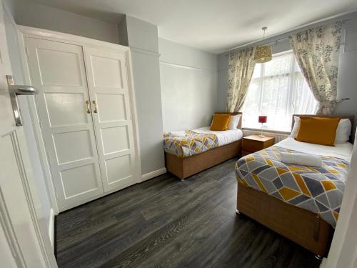 Exton House -Huku Kwetu 4 Bedroom House- Luton Airport - Group Accommodation - up to 7 people