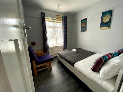 Exton House -Huku Kwetu 4 Bedroom House- Luton Airport - Group Accommodation - up to 7 people