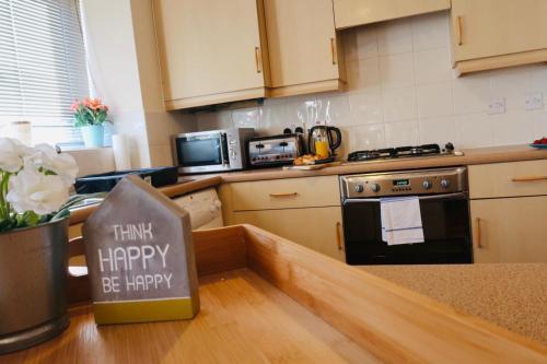 Comfortable Central MCR Apt - 2 Bedroom - Sleeps 4