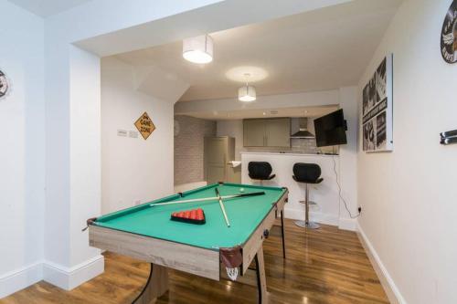 Market Street Luxury Retreat Apartment with Hot Tub & Games Room