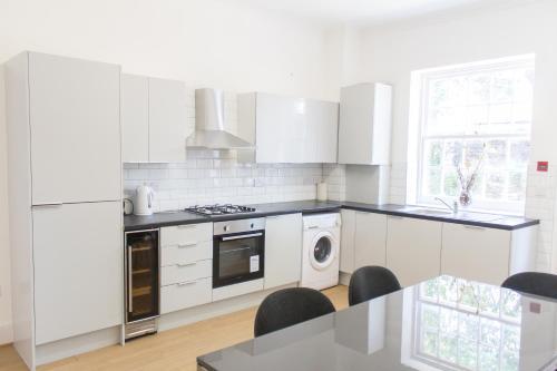 Spacious Canary Wharf Apartment with Large Garden & Parking